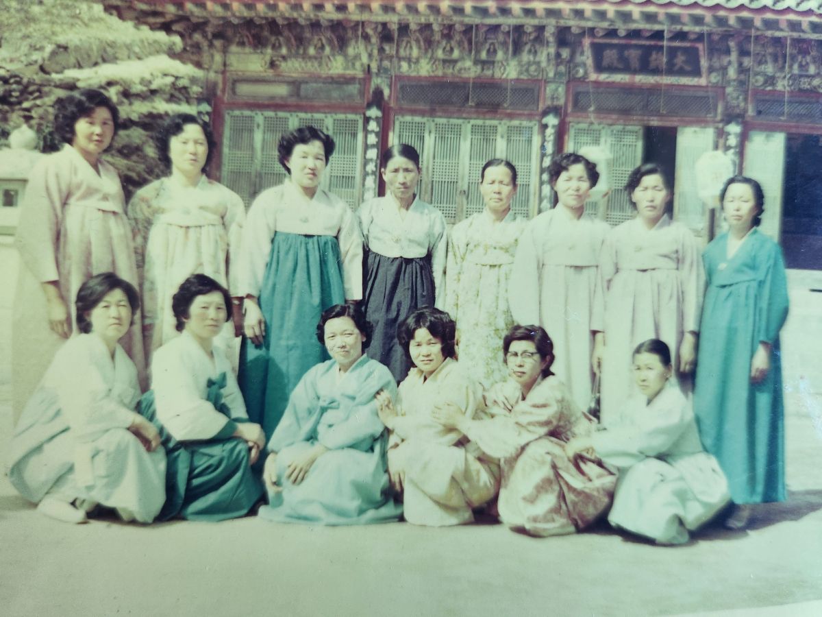 사찰 앞 단체사진